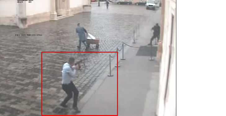 TMERRI NË KROACI/ Dalin pamjet kur sulmohet me breshëri plumbash godina e Qeverisë (VIDEO)