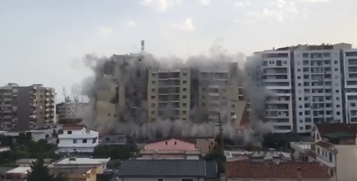 SHPËRTHIM I FUQISHËM/ Momenti kur hidhet në erë me 130 kg EKSPLOZIV pallati 14 katësh në Durrës (VIDEO)