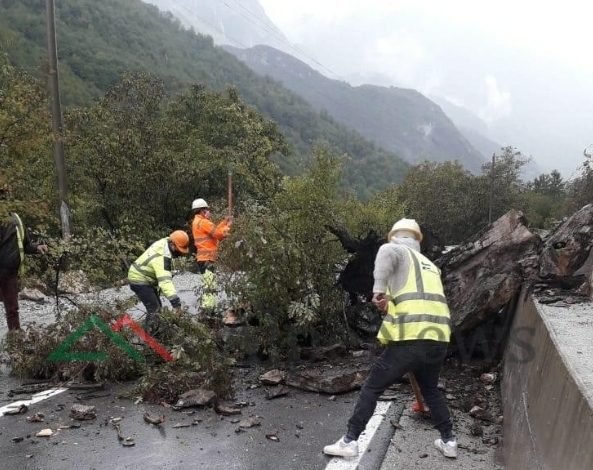 MOTI I KEQ NË VEND/ Rënie inertesh në segmente të ndryshme në Qarkun e Kukësit, firmat po punojnë për mirëmajtjen e tyre (PAJMET)