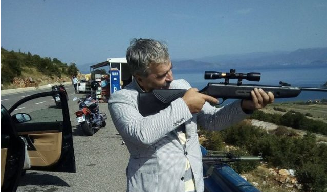 FOTOLAJM/ Deputeti Kujtim Gjuzi zbret nga makina dhe shfaqet me snajper në dorë