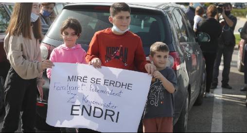 PAMJET LIVE/ Momenti kur mbërrijnë në Shqipëri fëmijët nga Siria