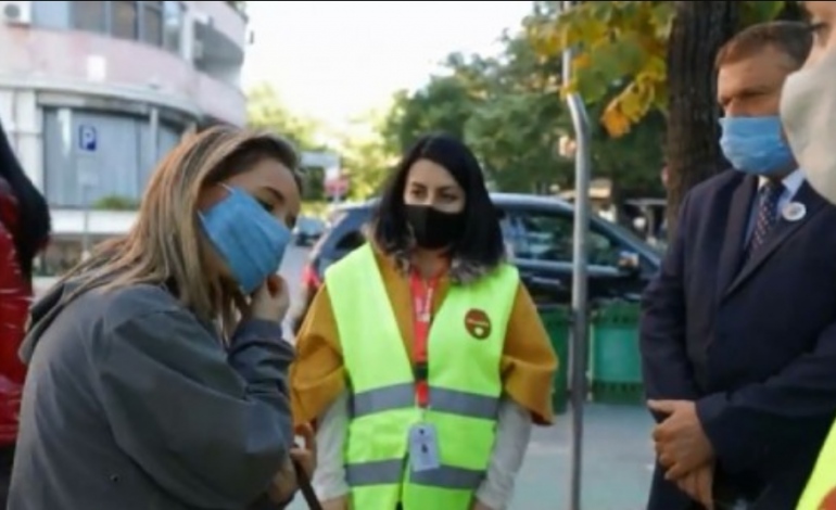 MASAT KUNDËR COVID-19/ Task Forca zbret në Tiranë për të ndërgjegjësuar qytetarët: Ju këshillojmë të mbani maskën (VIDEO)