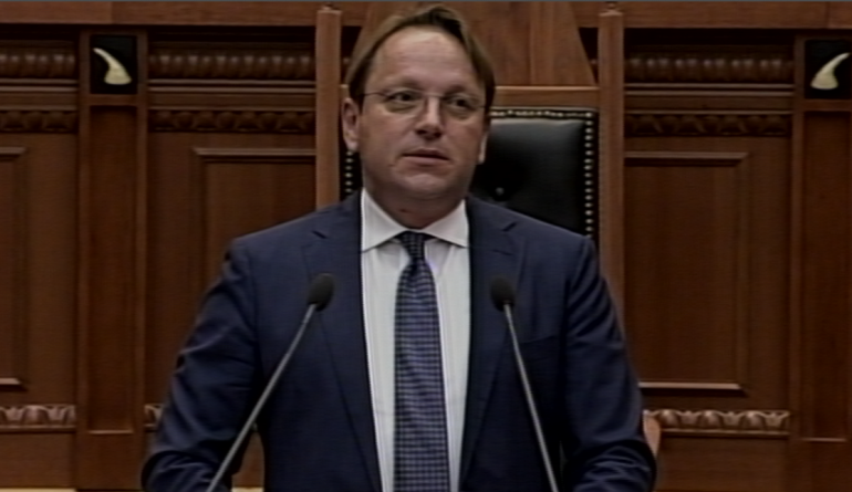 MBAN FJALIM NË KUVEND/ Varhelyi: E ardhmja e gjithë rajonit është në BE, interesi jonë strategjik t’ju sjellim më afër