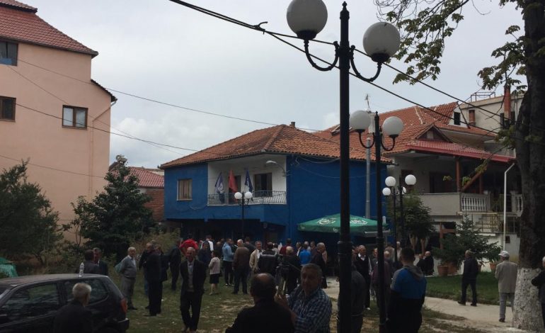 “PLAS” GRUSHTI NË DEVOLL/ Dhunohet për herë të dytë kryetari i PD, Gazment Bardhi humb kontrollin e votimit