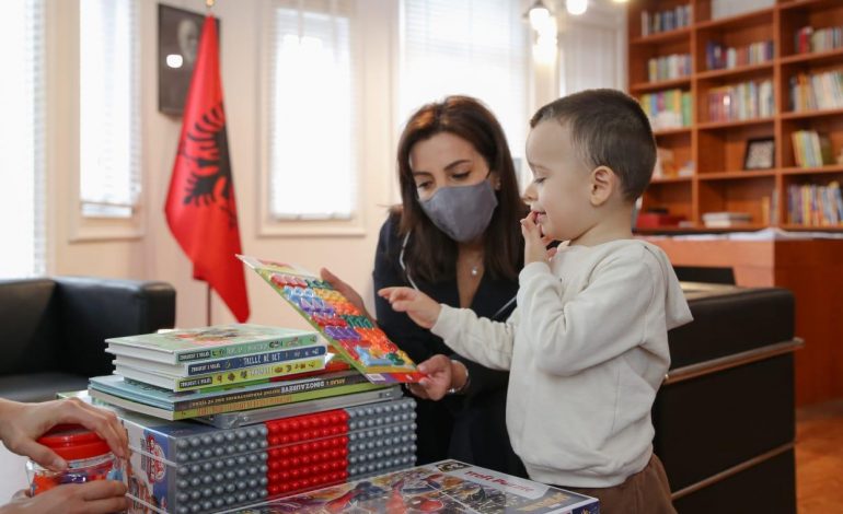 “DI TË LEXOJË DHE…”/ Ministrja Kushi pret në zyrën e saj Eljon 3-vjeçar, i ftuari i veçantë me dhunti e aftësi të rralla