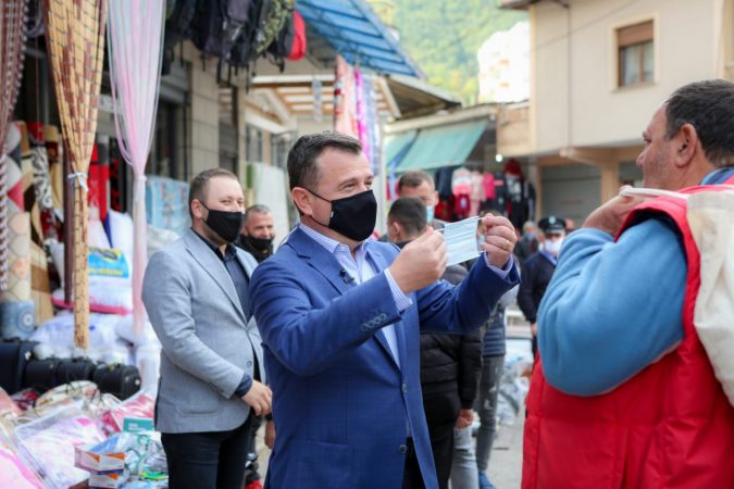 RESPEKTIMI I MASAVA ANTI-COVID/ Balla shpërndan maska në Librazhd: Të gjithë mund të kontribojmë…