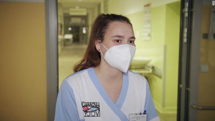 COVID-19/ CNN: Edhe adoleshentet çeke në shërbim të spitaleve të mbingarkuara me të infektuar