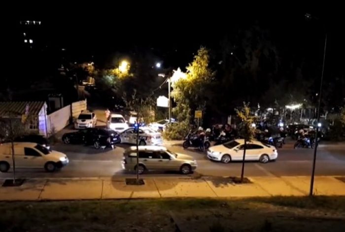 AKSION I POLICË TEK LIQENI/ Ndjek “Benz-in” por drejtuesi braktis mjetin, pas kërkimeve në lokalet përreth e arreston bashkë me shoqëruesin