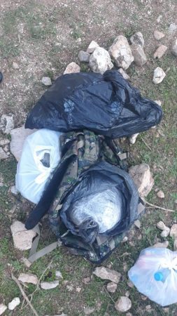 QESET ISHIN TË LYERA ME SHTRESË KAFEJE/ Sekuestrohen 2 kg marijuanë në kufirin me Greqinë, arrestohet 50-vjeçari (EMRI)