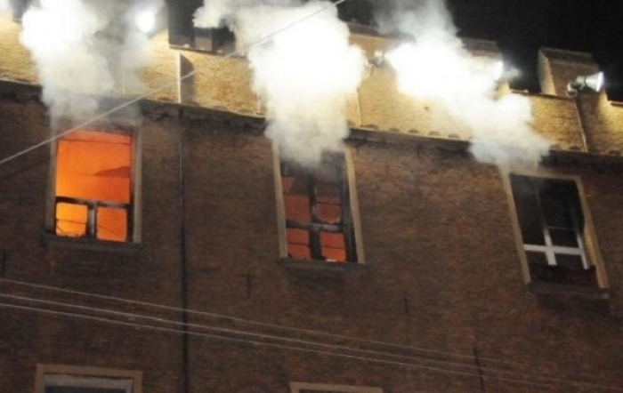 E RËNDË NË KORÇË/ Harroi bombolën ndezur dhe doli nga shtëpia, merr flakë banesa…