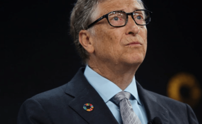 KONSPIRACIONI/ Stema shumë shumëngjyrëshe në gjoksin e Bill Gates: A parathotë vërtet Rendin e ri Botëror?