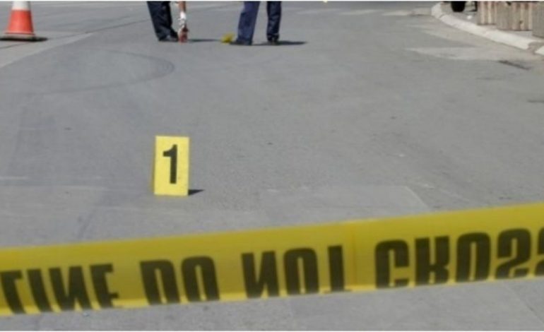 AKSIDENT I RËNDË TE MBIKALIMI I RINASIT/ Toyotës i këputen gomat dhe kthehet në mes të autostradës, përplasen dhe 3 makina të tjera (FOTOT)