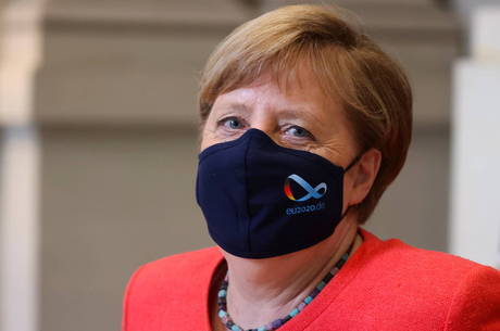 COVID-19/ Merkel: E rëndësishme që kufijtë të qëndrojnë të hapur