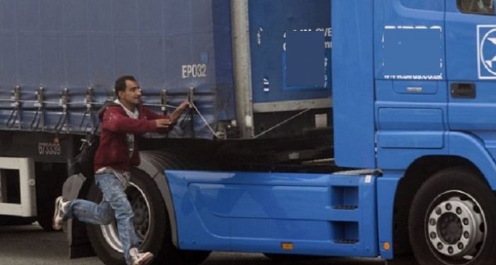 ME KAMION DREJT ANGLISË/ Bien në pranga 4 shtetas, mes tyre dy vëllezër shqiptarë që organizonin trafikun