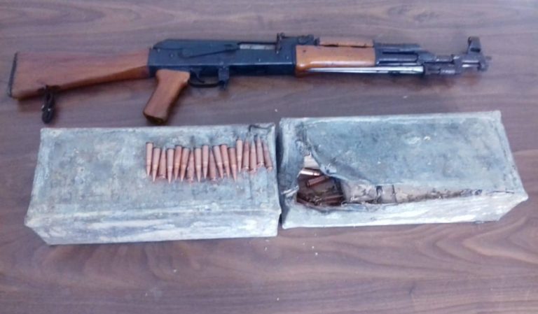 DHUNON BASHKËSHORTEN/ Arrestohet 60-vjeçari në Gramsh, policia i sekuestron automatikun me 1400 fishekë