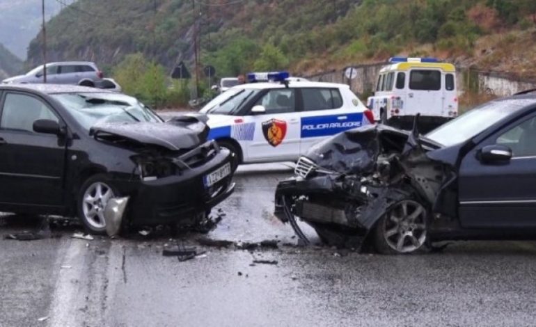 AKSIDENT NË AKSIN POGRADEC-TIRANË/ Dy makina përplasen me njëra-tjetrën, drejtuesit nisen me urgjencë drejt spitalit