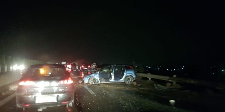 DALIN PAMJET/ Aksidenti në autostradën Durrës-Tiranë, makina e copëtuar në mes të rrugës