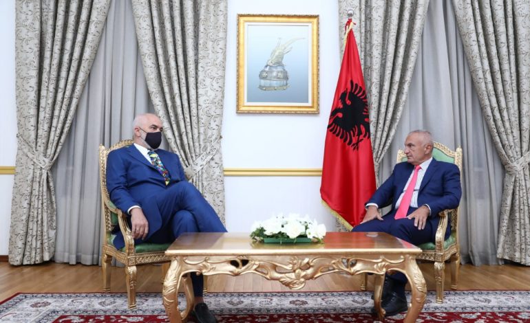 HIPOKRIZIA/ Pse presidenti s’ka mbajtur maskë deri më sot?