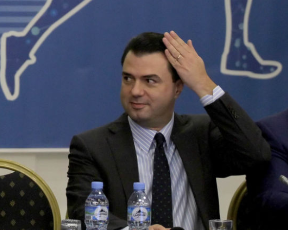 VIDEOLAJM/ “Po ç’ka që nuk del nga shtëpia ai ë?” Këshilltari i Veliajt ironizon Lulzim Bashën