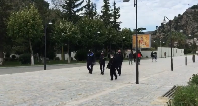MASAT KUNDËR COVID-19/ Policia e Beratit ndëshkon qytetarët që nuk mbajnë maskë, 352 gjoba në 10 ditë