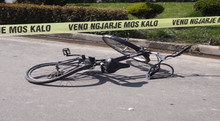 E RËNDË NË KAVAJË/ Makina përplas biçikletën, vdes 78-vjeçari (EMRI)