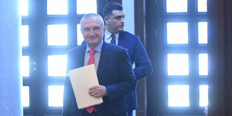 “SHTHUR GOJËN” DHE SULMON RAMËN/ Presidenca: As pampersat s’të bëjnë derman…