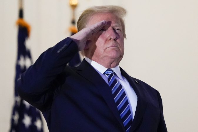 PRESIDENTI TRUMP LË SPITALIN PAS 72 ORËSH/ Rikthehet në Shtëpinë e Bardhë për të vijuar mjekimet ndaj COVID-19