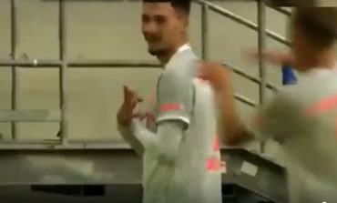 PJESË E BAYERN DHE E KËRKON KOSOVA/ Futbollisti shqiptar përshëndet me "shqiponjë" (VIDEO)