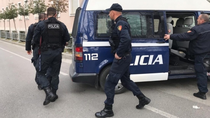 PRANGOSET 34-VJEÇARI NË VLORË/ Ushtroi dhunë psikologjike dhe kanosi me thikë babain