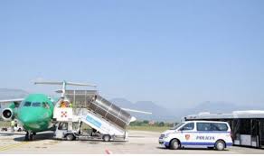 E DËNUAR PËR TRAFIK DORGE/ Interpol ekstradon nga Greqia gruan nga Fieri. Transferohet nga Italia dhe 40-vjeçari i dënuar…