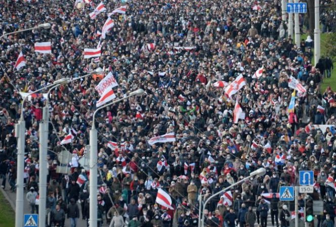 BJELLORUSI/ Mbi 100 të arrestuar në marshimin kundër Lukashenkos