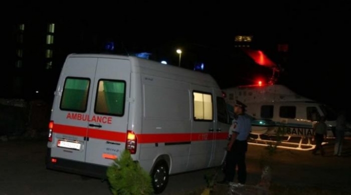 E RËNDË/ Ulërima dhe zhurmë e madhe, i riu hidhet nga kati i 5-të i pallatit në Librazhd. Banorët…