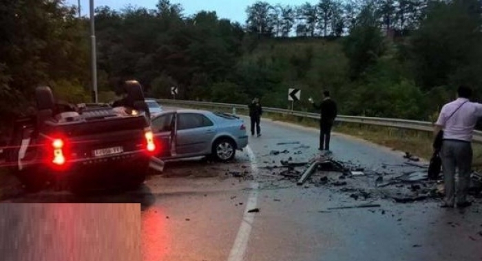 AKSIDENT NË KORÇË/ Përplasen dy makina, plagoset një person dhe dërgohet me urgjencë drejt spitalit