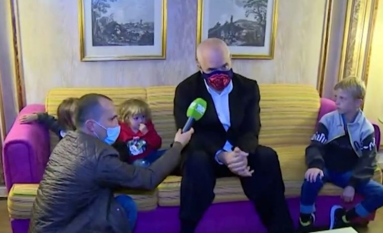 “NËNA KA DISA PLAGË NË TRUP…”/ Rama takon fëmijët e shpëtuar nga Al-Hol: Jam i lehtësuar, nesër paradite kthehemi
