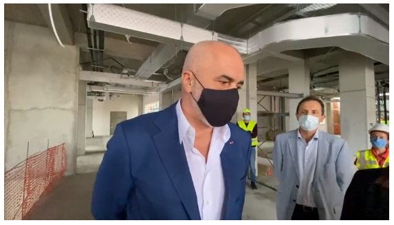 “S’ËSHTË PAK DO KESH RROGËN SI UNË TI SHEFE”/ Rama: Nga 1 janari bluzave të bardha do ja rrisim pagën…