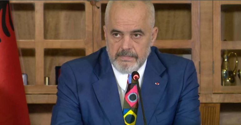 “MË MIRË NJË MASKË SOT SE MBYLLJA E QYTETIT NESËR”/ Rama: Dasma e muzikë në lokale? Më gjeni një vend në Europë