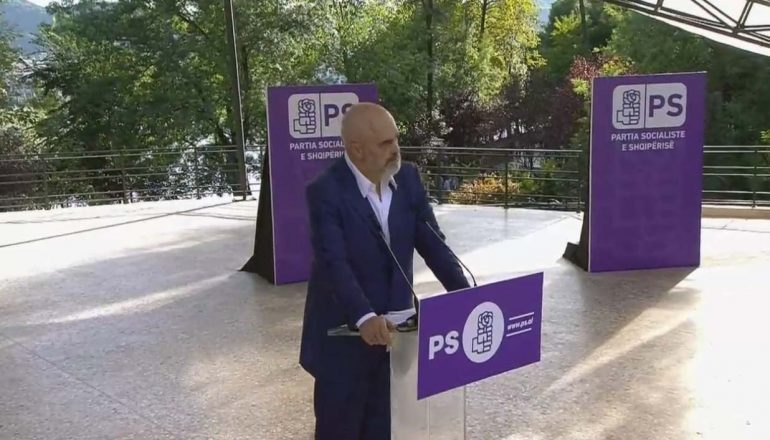 “SHPËRTHEJNË” TË QESHURAT/ “Kështu si e ka nisur do t’i japë Skënderbeut medaljen e Nënë Terezës”, Rama TALLET me Metën: Enver Hoxha vetëm një herë…