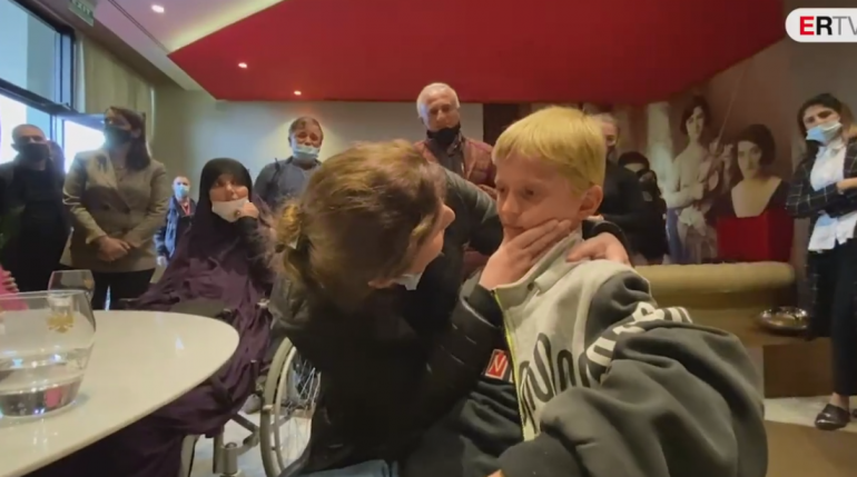 MOMENTI PREKËS/ Merr fund pritja, Endri Dumani përqafon nënën e tij pas kthimit nga Siria (VIDEO)