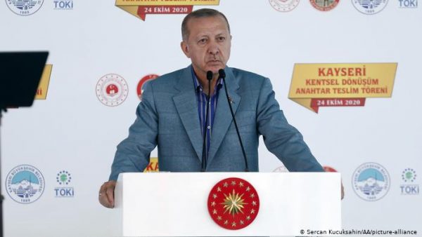 SHPËRTHEJNË POLEMIKAT MES TURQISË DHE FRANCËS/ Erdogan fyen Macron, Parisi tërheq ambasadorin nga Ankaraja