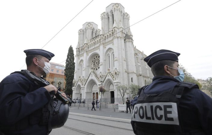 SULMET TERRORISTE NË NICE/ “Blindohet” Franca, siguri maksimale në objektet e kultit dhe shkolla
