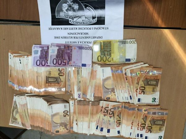 UDHËTONTE SË BASHKU ME BASHKËSHORTIN E SAJ/ Me 25 mijë euro të padeklaruara drejt Greqisë, procedohet 43-vjeçarja nga Himara
