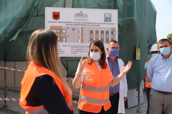 INSPEKTON QENDRËN SHËNDETËSORE TË URËS VAJGURORE/ Manastirliu: Mbi 1 milion qytetarë shërbime cilësore afër vendbanimit