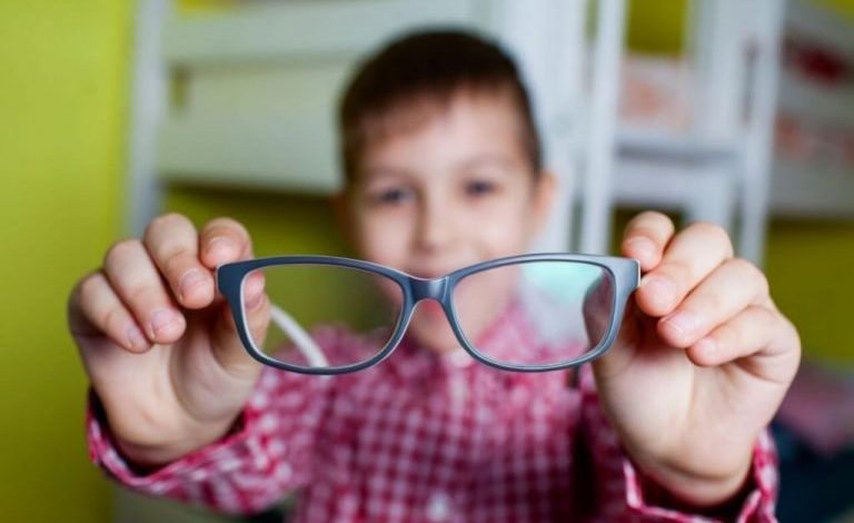 RRITET NUMRI I PERSONAVE QË KANË NEVOJË PËR SYZE/ Doktori Rubin Topi: Karantina dëmtoi shikimin