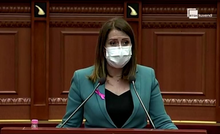 SITUATA E COVID-19/ Manastriliu “thumbon” opozitën: Pandemia nuk është futboll politik, e keni përdorur që në fillim…