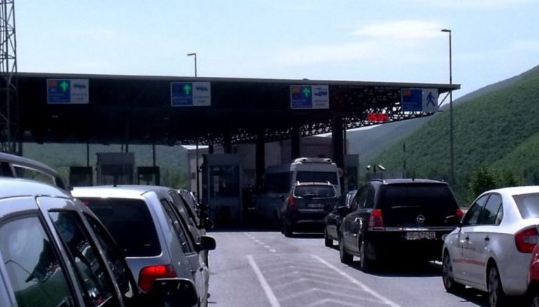 PËRMIRËSIMI I MOTIT/ Qytetarët e Kosovës dynden drejt Shqipërisë në fundjavë, fluks i madh në Morinë (VIDEO)