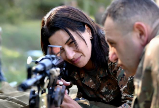E GJITHË ARMENIA NË LUFTË/ Gruaja e kryeministrit i bashkohet frontit: Pas disa ditësh do të mbrojmë kufijtë e atdheut