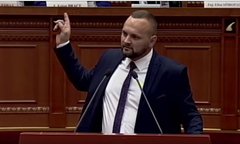 NUK PËRMBAHET/ Valteri flet pas përplasjes: Edhe në hënë të shkojë Gjiknuri nuk merret dot me mua ai qen bir qeni