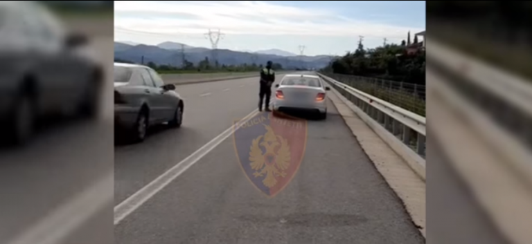“QARKULLONI BRENDA LIMITEVE, MOS FLUTURONI”/ Policia kontrolle gjatë fundjavës në Krrabë-Elbasan, apel shoferëve (VIDEO)