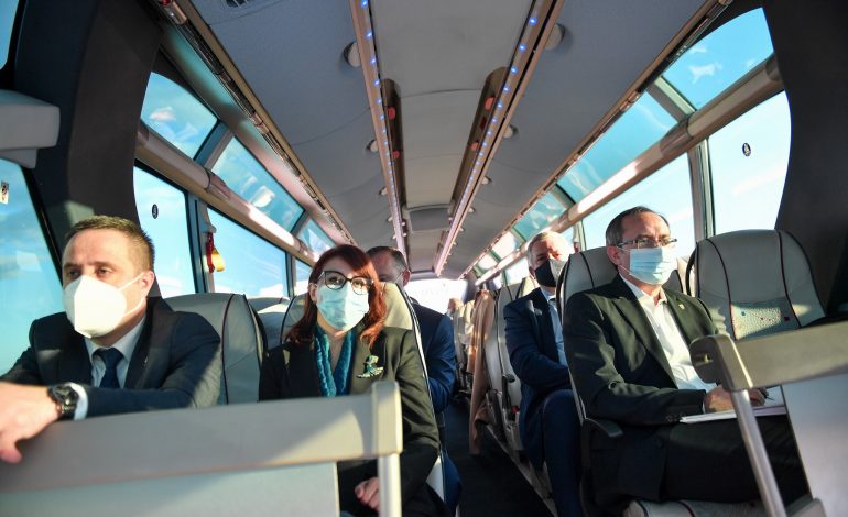 QEVERIA E KOSOVËS ME AUTOBUZ DREJT TIRANËS/ Hoti publikon foto nga udhëtimi: Për pak takohemi…