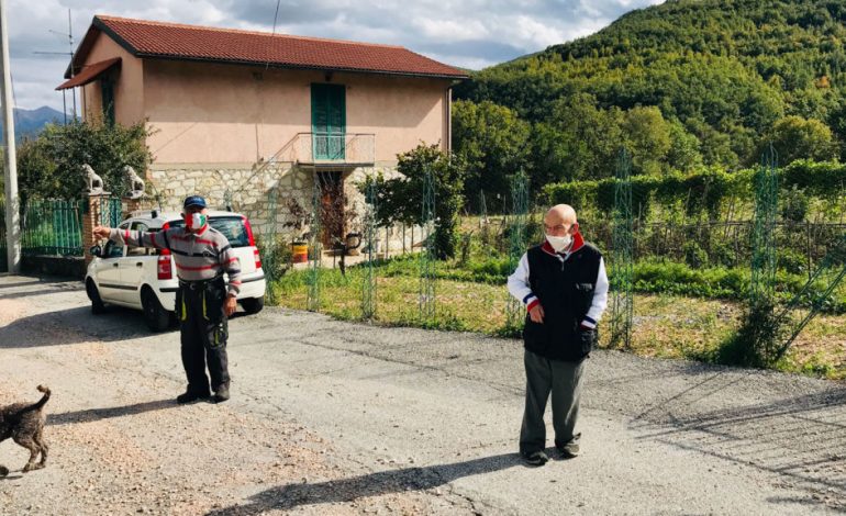 SHEMBULLI QË VJEN NGA ITALIA/ Vetëm dy banorë në fshat, por të dy e mbajnë maskën